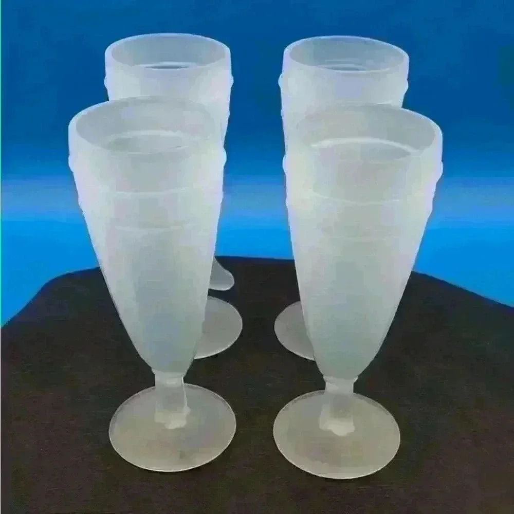 Set of 4 vintage 1970 Tiara glass frosted viking horn pilsner glass 8 fl oz.